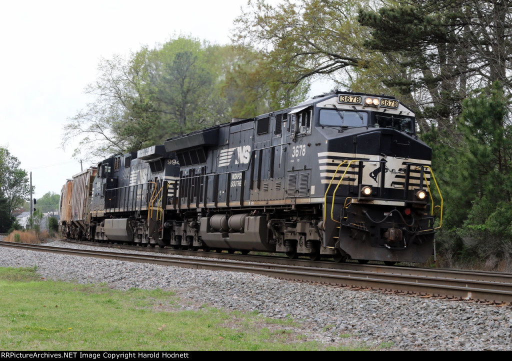 NS 3678 leads train 350 at Fetner